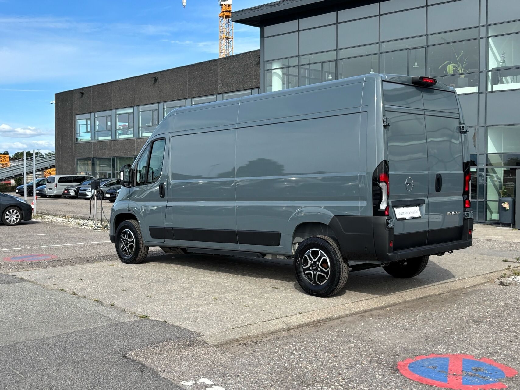 Grå Opel Movano-e fra 2025
