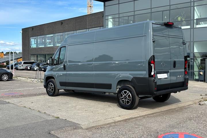 Grå Opel Movano-e fra 2025