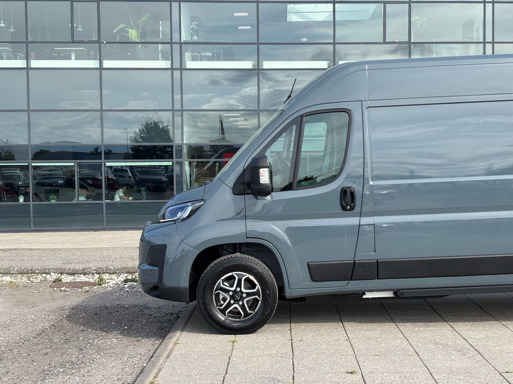 Grå Opel Movano-e fra 2025