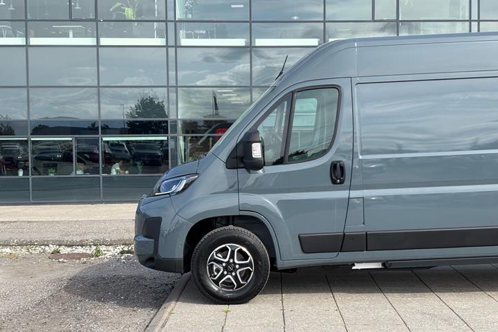 Grå Opel Movano-e fra 2025