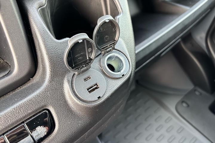 Grå Opel Movano-e fra 2025