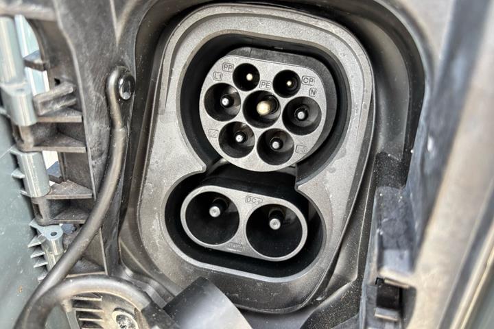 Grå Opel Movano-e fra 2025