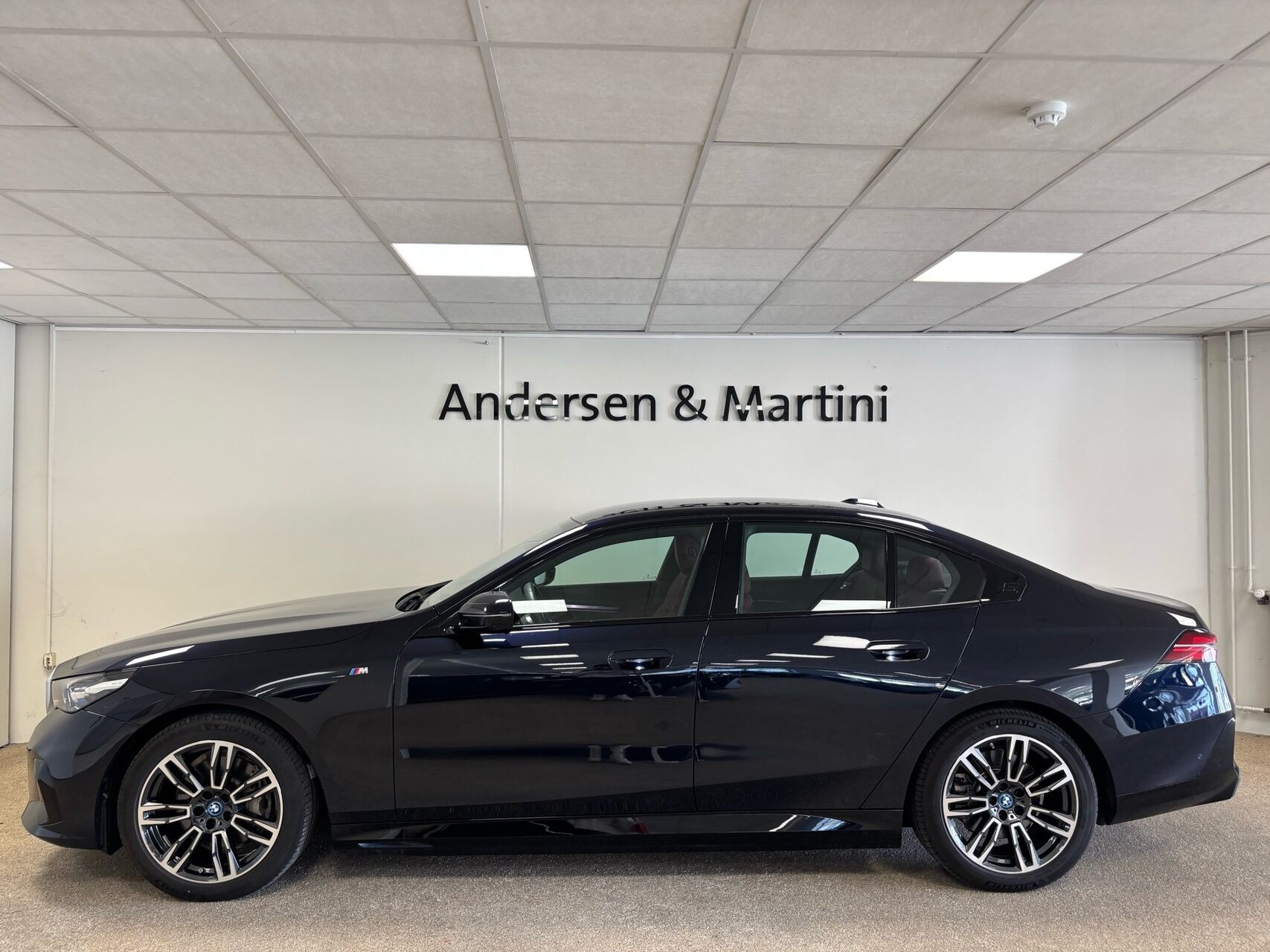 Sort BMW i5 fra 2023