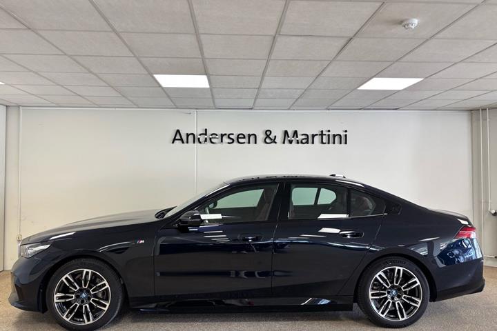 Sort BMW i5 fra 2023
