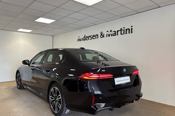 Sort BMW i5 fra 2023