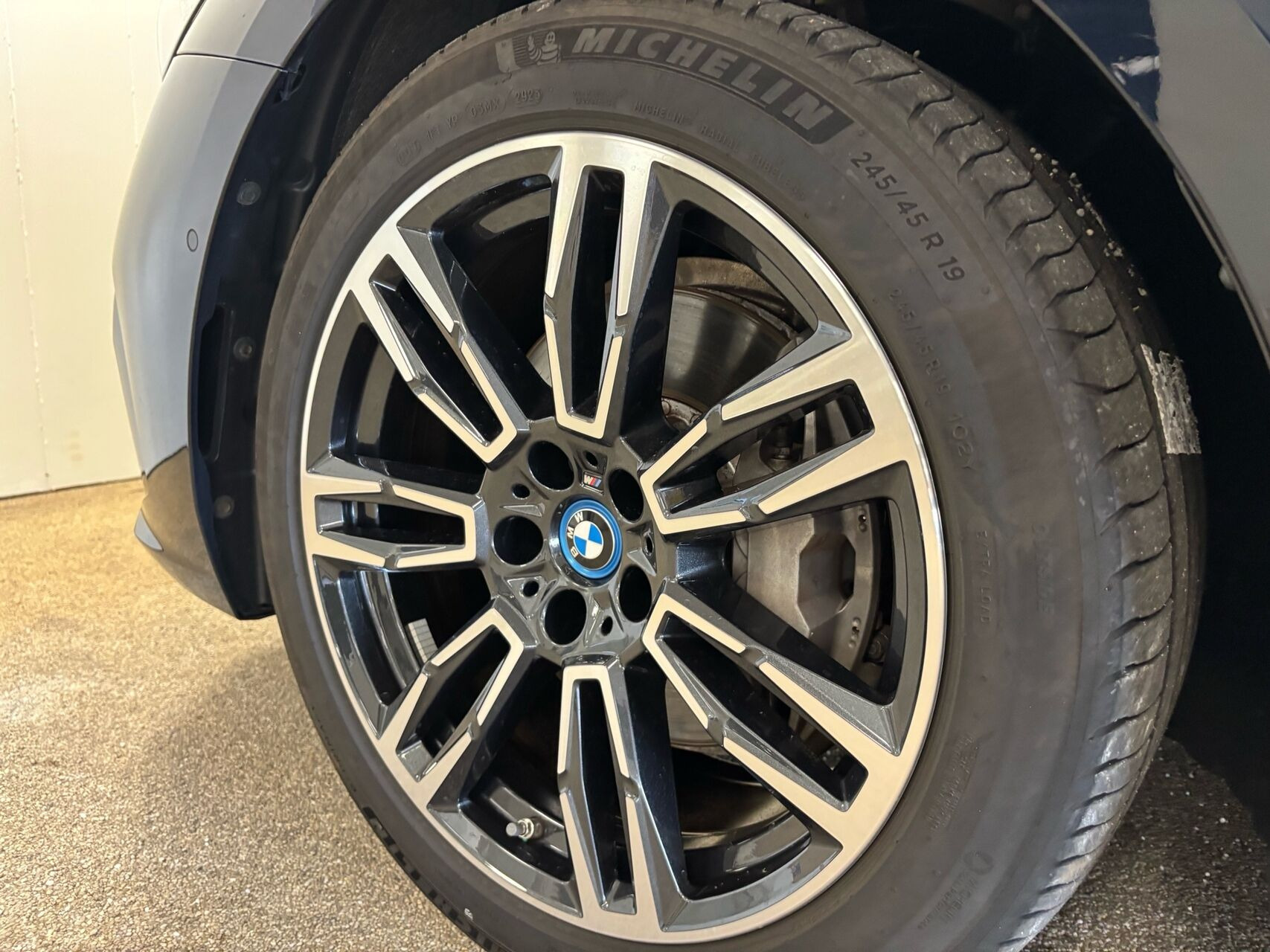 Sort BMW i5 fra 2023