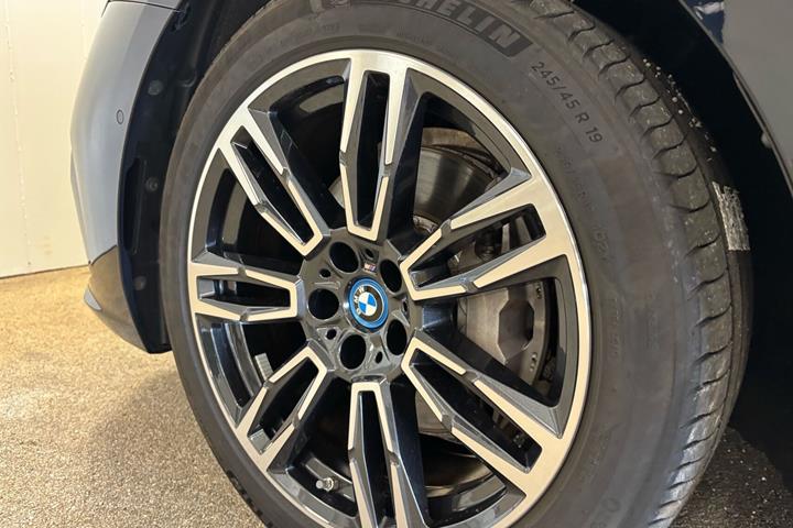 Sort BMW i5 fra 2023