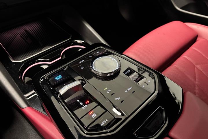 Sort BMW i5 fra 2023