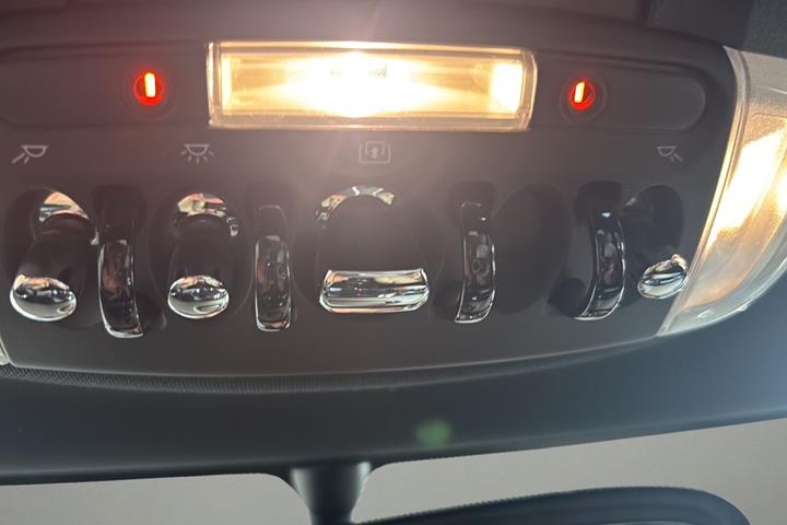 Blå Mini Cooper fra 2022
