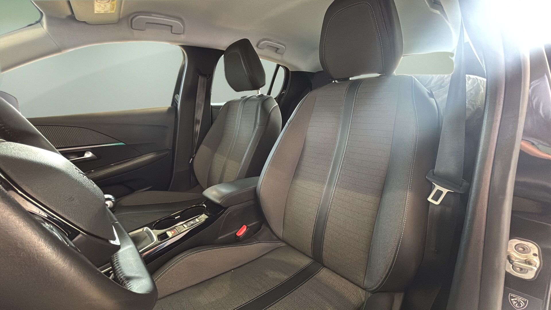Sort Peugeot 208 fra 2023