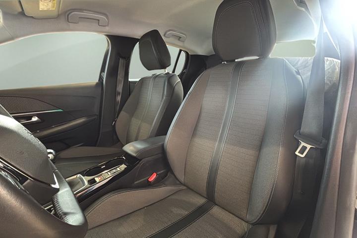 Sort Peugeot 208 fra 2023