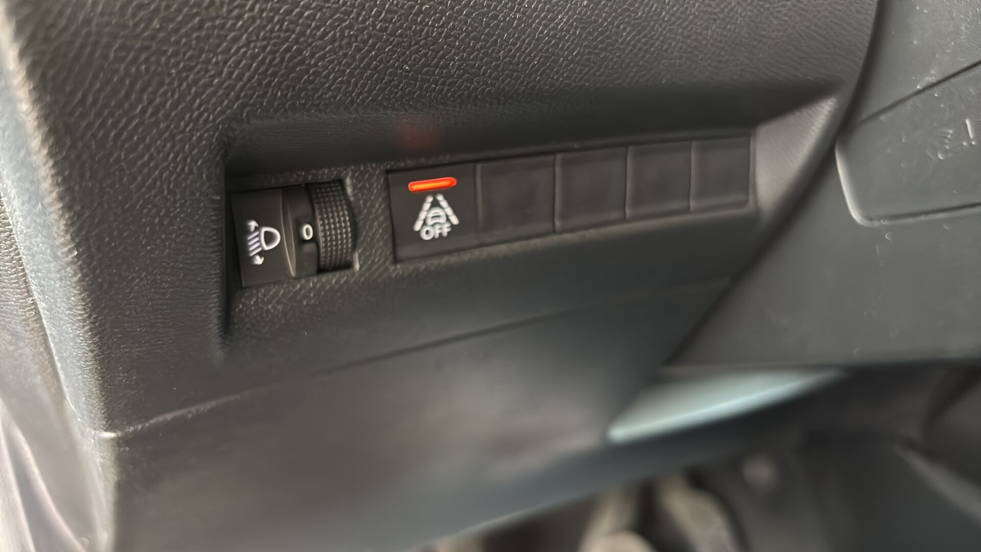 Sort Peugeot 208 fra 2023