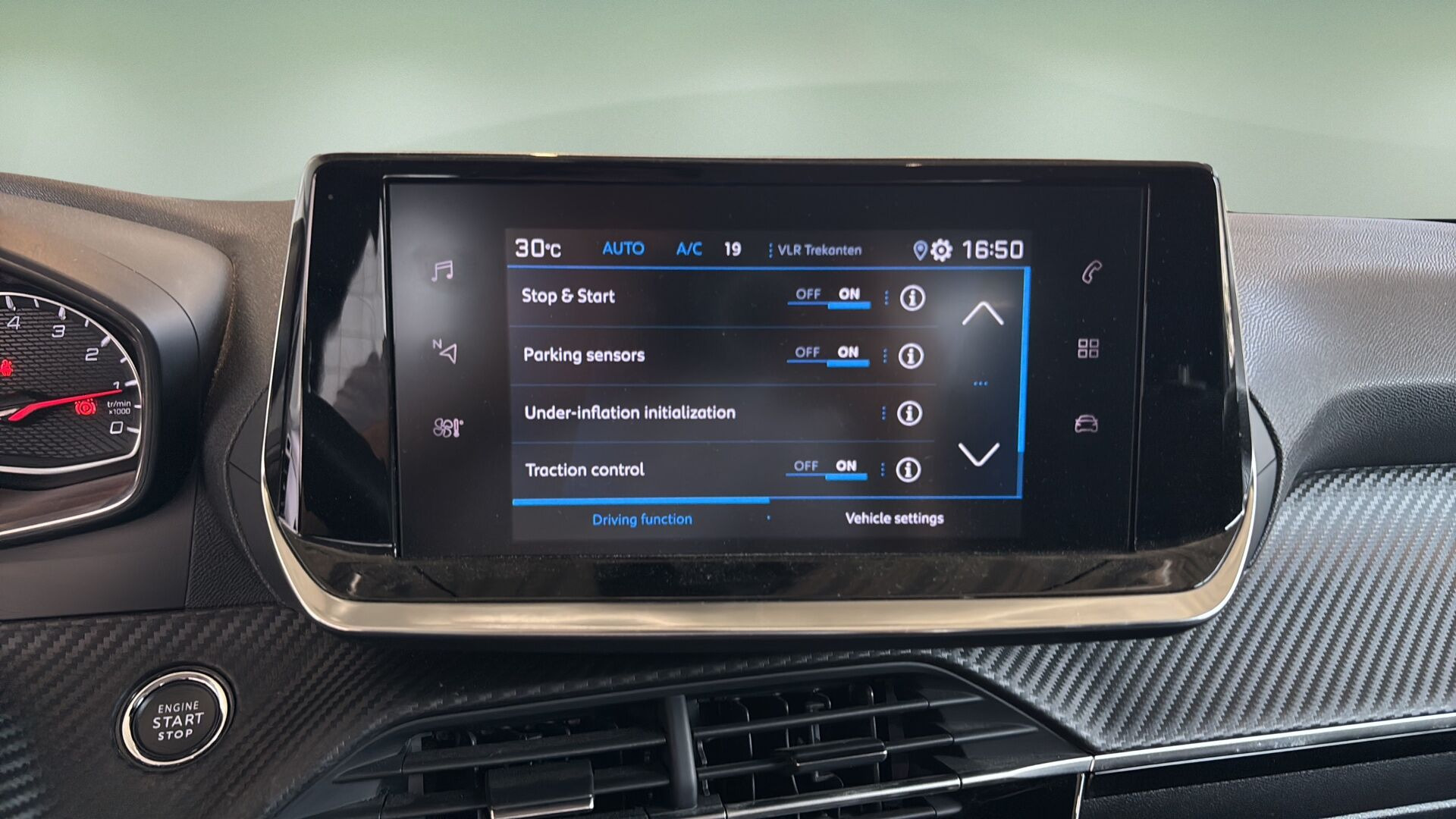 Sort Peugeot 208 fra 2023