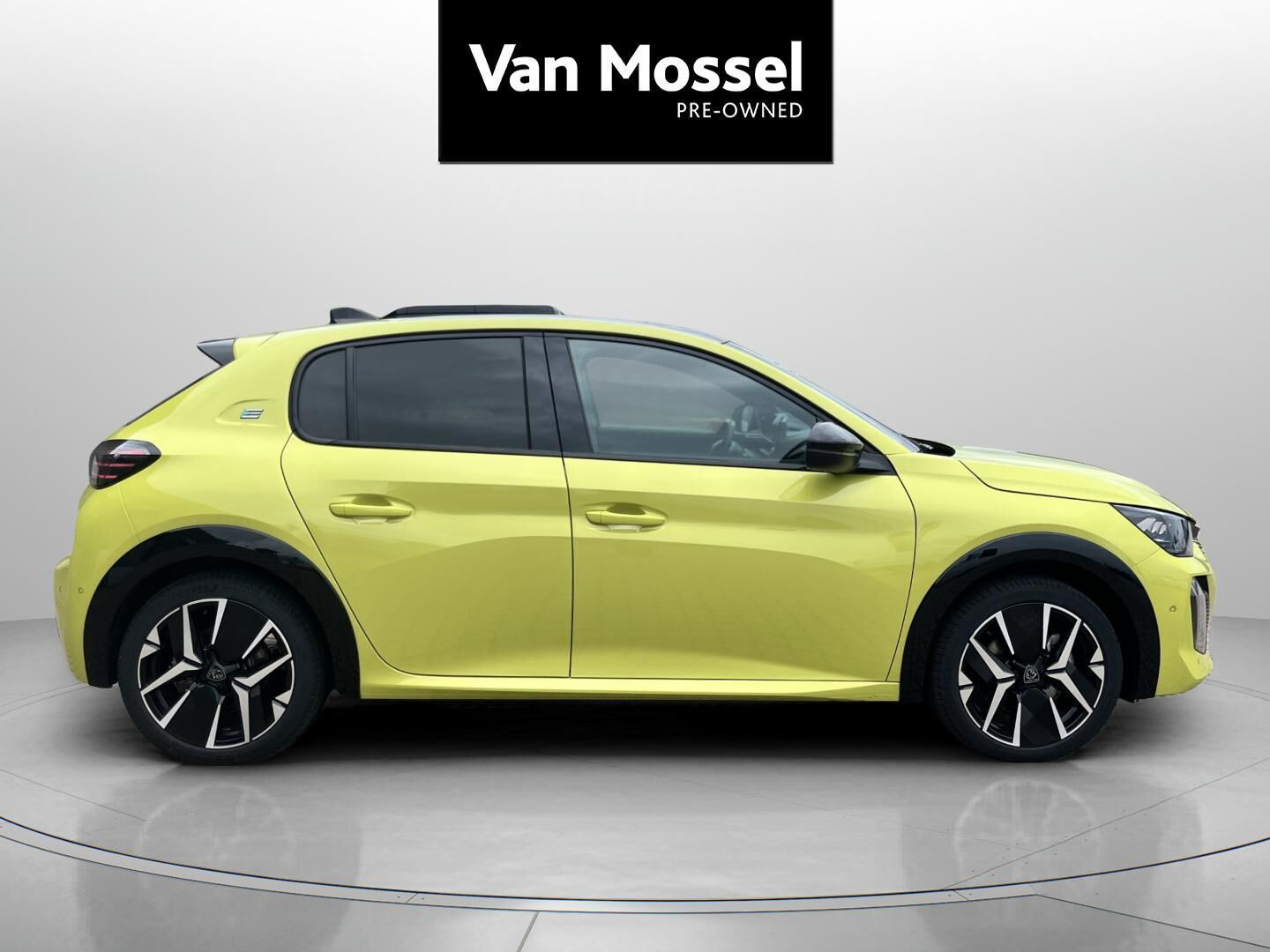 Grøn Peugeot e-208 fra 2025