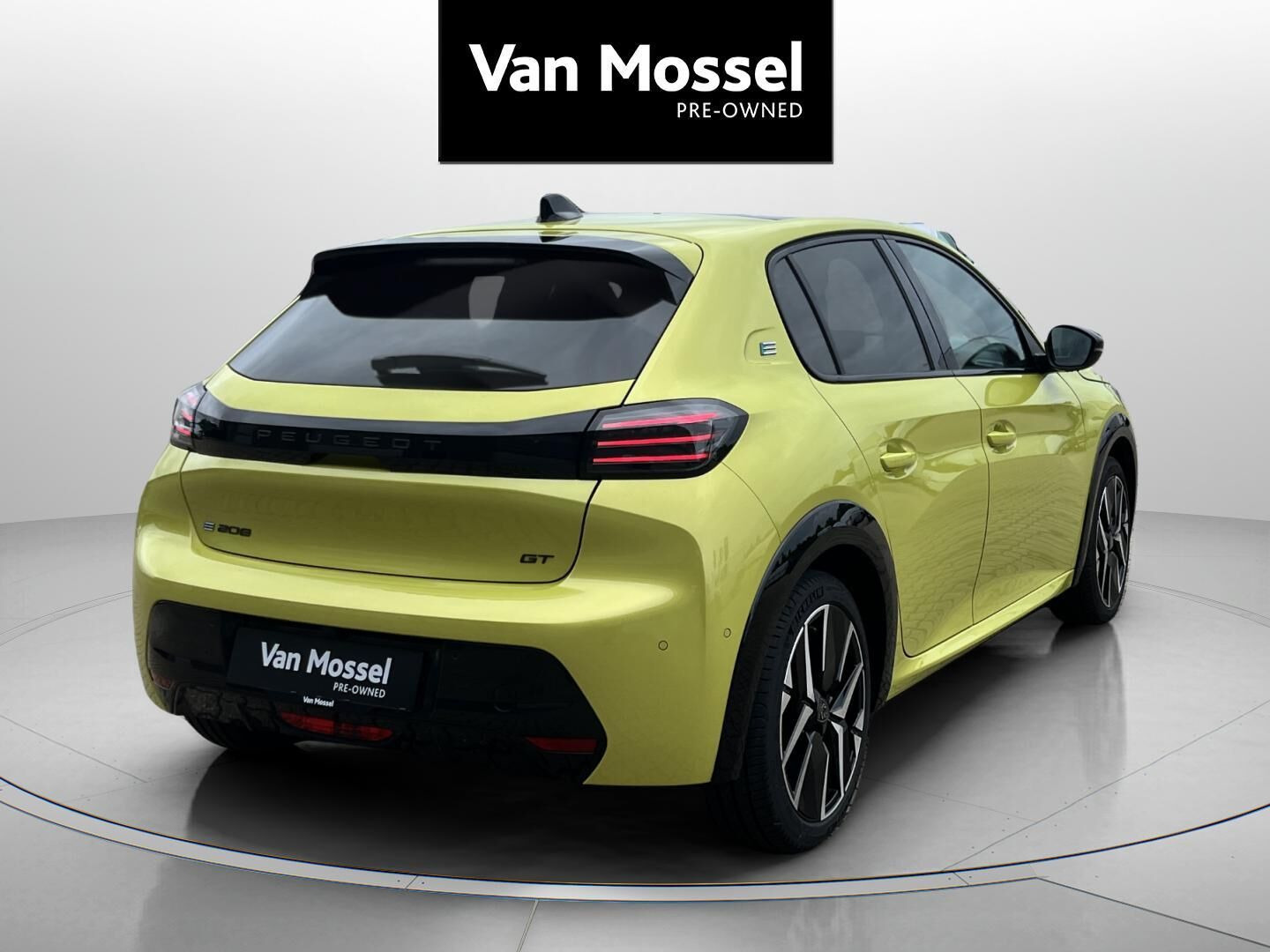 Grøn Peugeot e-208 fra 2025