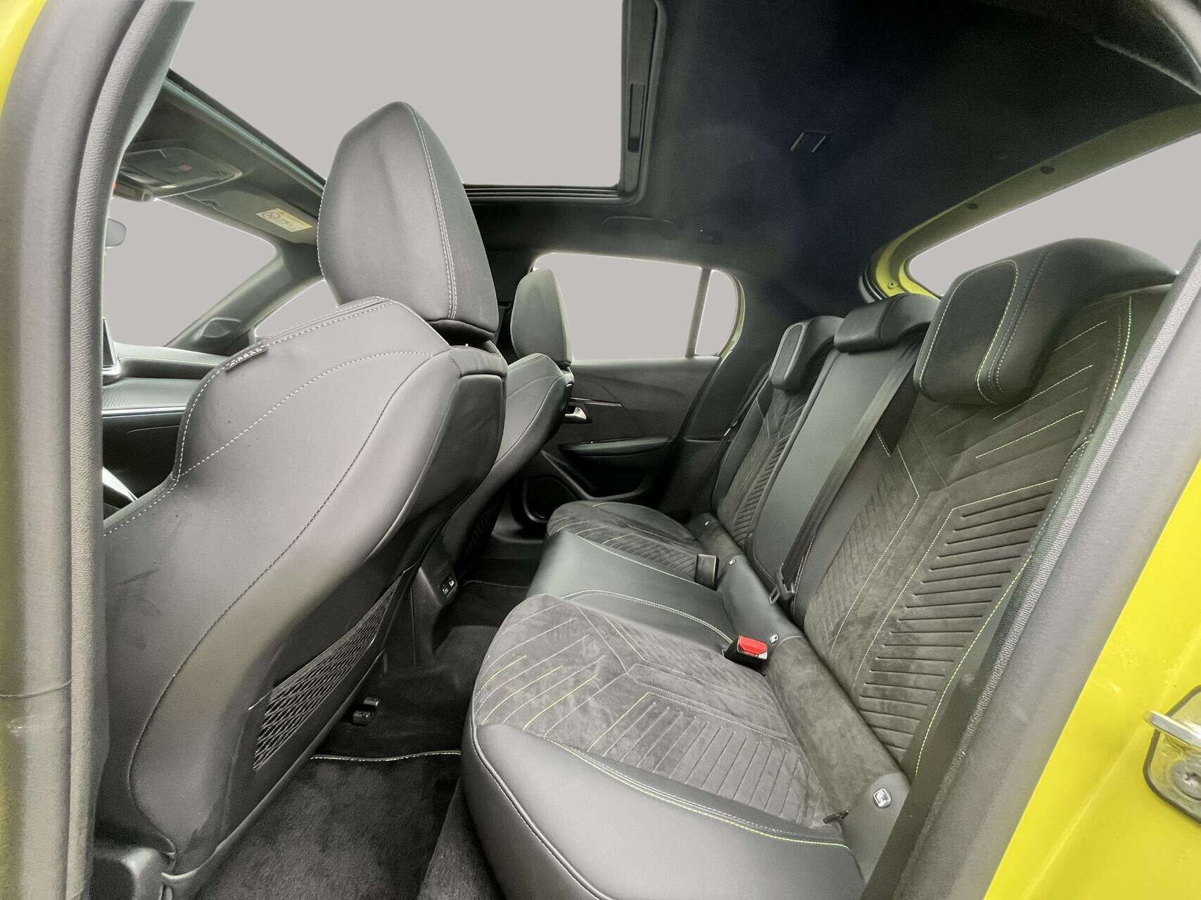 Grøn Peugeot e-208 fra 2025