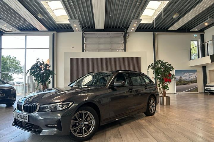 Grå BMW 330e fra 2021 set udefra