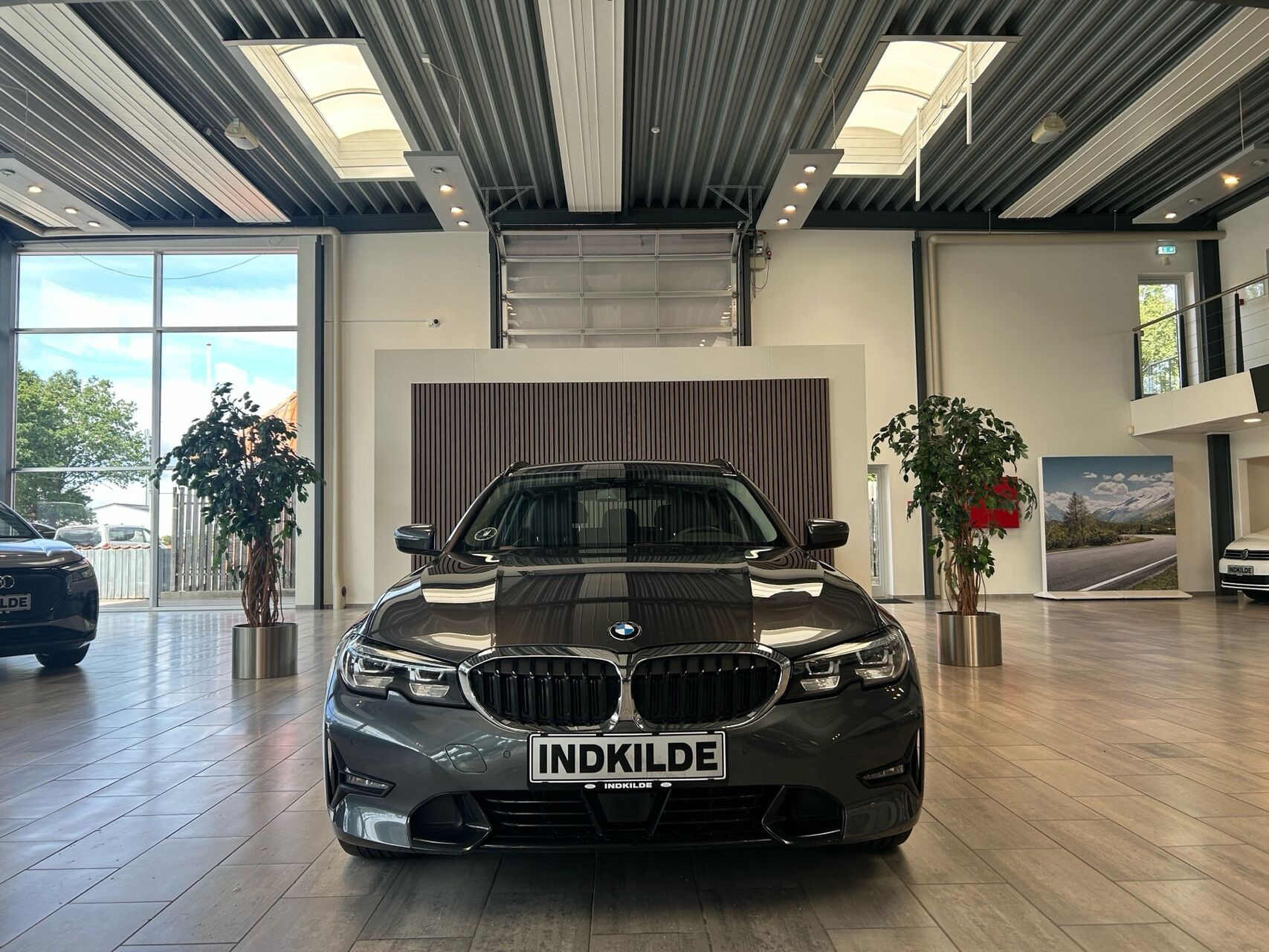 Grå BMW 330e fra 2021