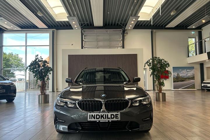Grå BMW 330e fra 2021