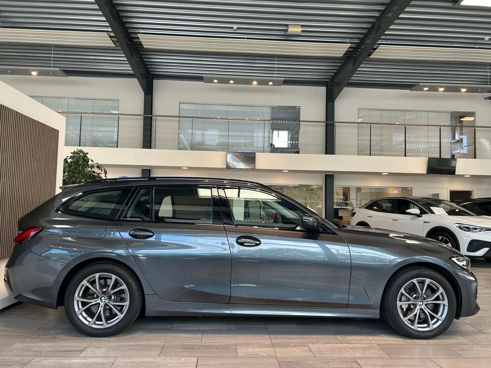 Grå BMW 330e fra 2021