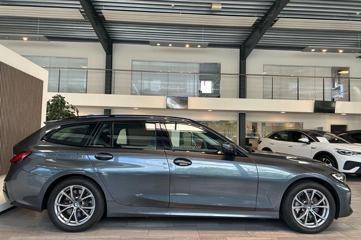 Grå BMW 330e fra 2021