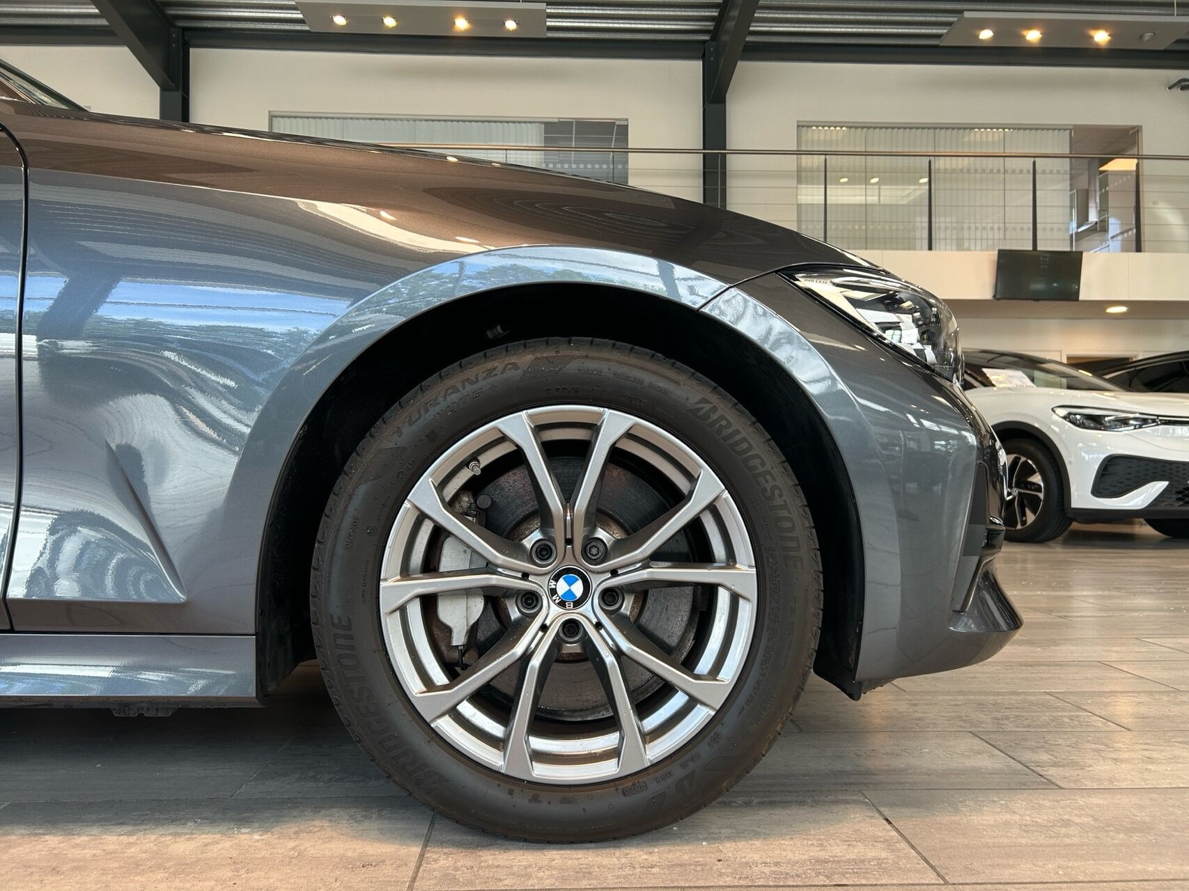 Grå BMW 330e fra 2021