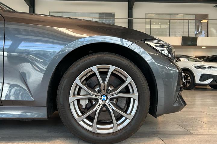 Grå BMW 330e fra 2021