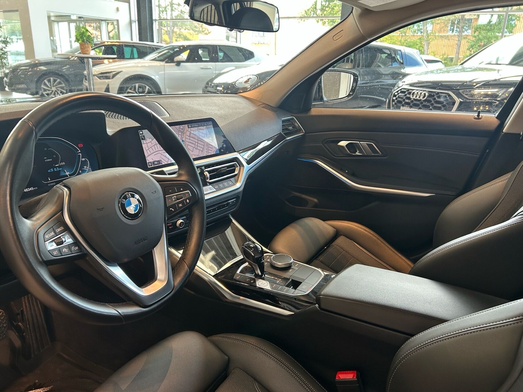 Grå BMW 330e fra 2021