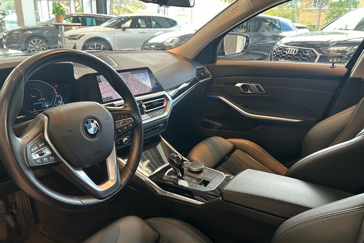Grå BMW 330e fra 2021