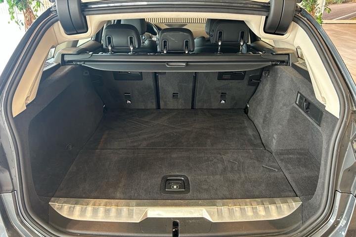 Grå BMW 330e fra 2021