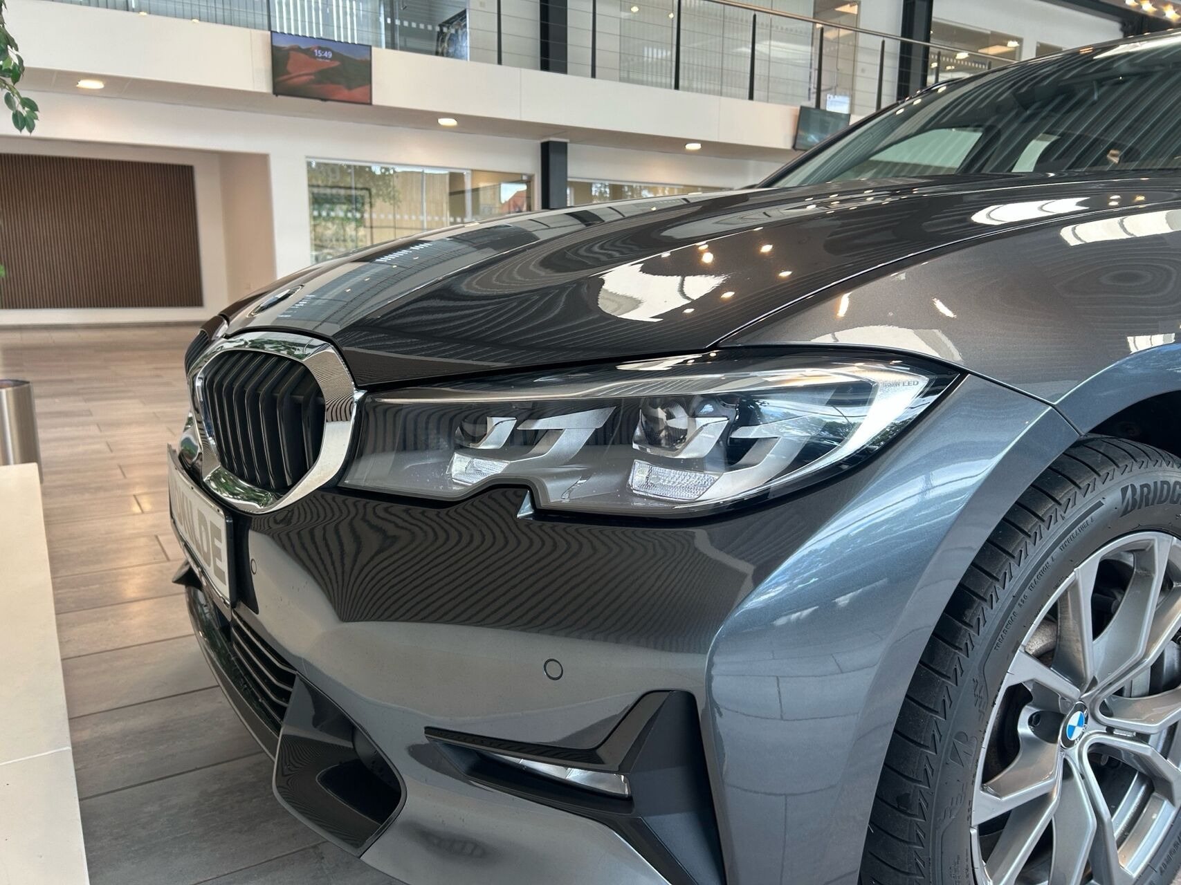 Grå BMW 330e fra 2021