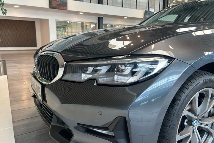 Grå BMW 330e fra 2021