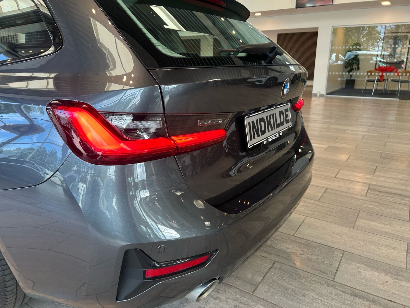Grå BMW 330e fra 2021