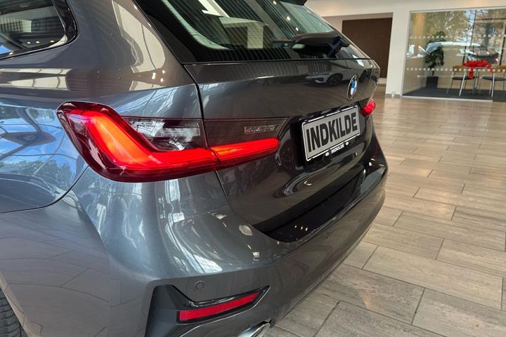Grå BMW 330e fra 2021