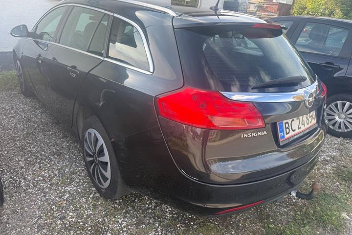 Sort Opel Insignia fra 2010