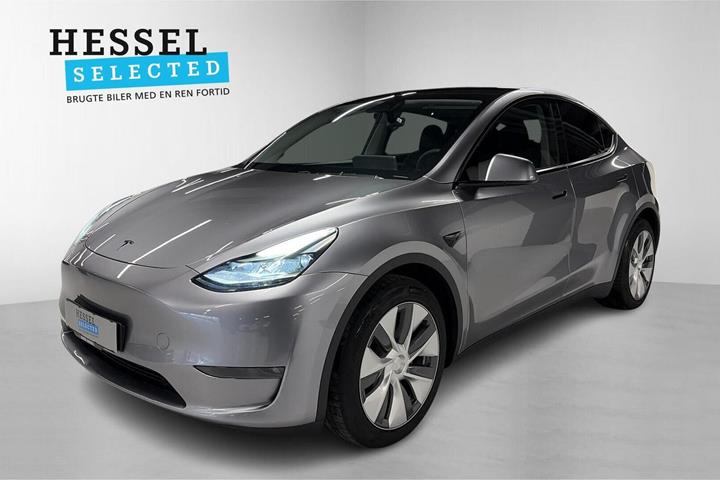 Sølv Tesla Model Y fra 2023 set udefra