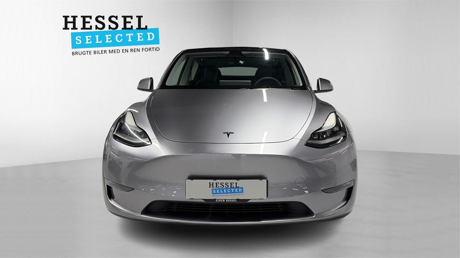 Sølv Tesla Model Y fra 2023