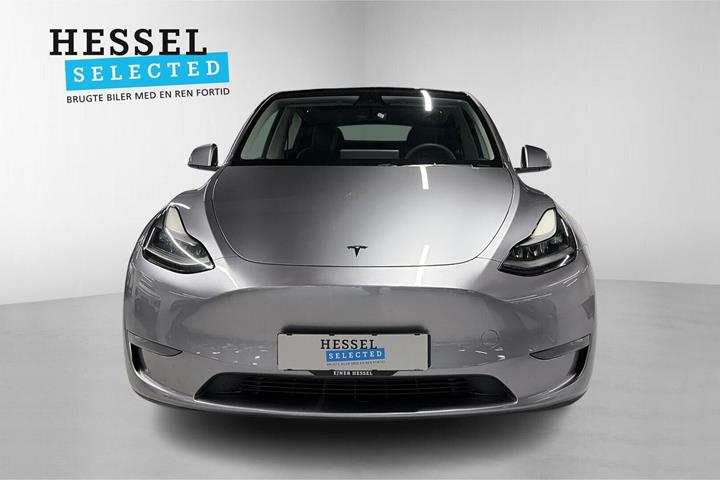 Sølv Tesla Model Y fra 2023