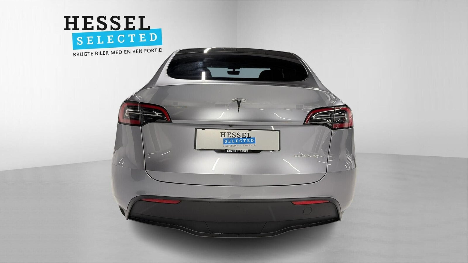 Sølv Tesla Model Y fra 2023