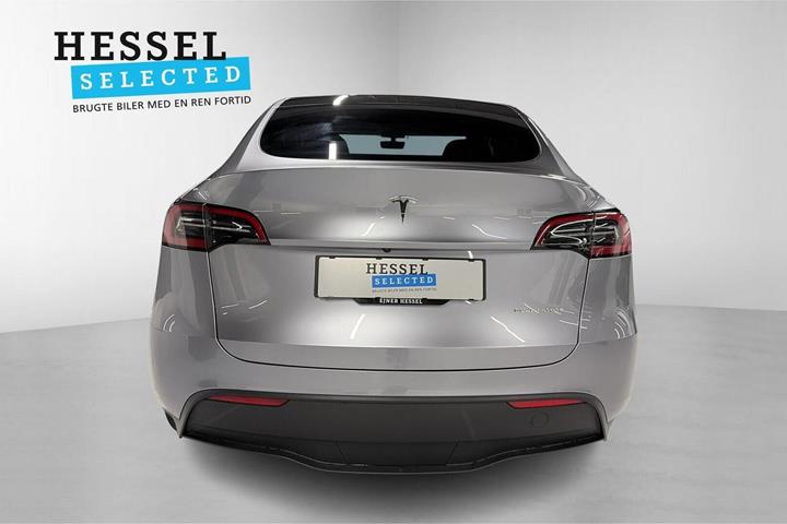 Sølv Tesla Model Y fra 2023