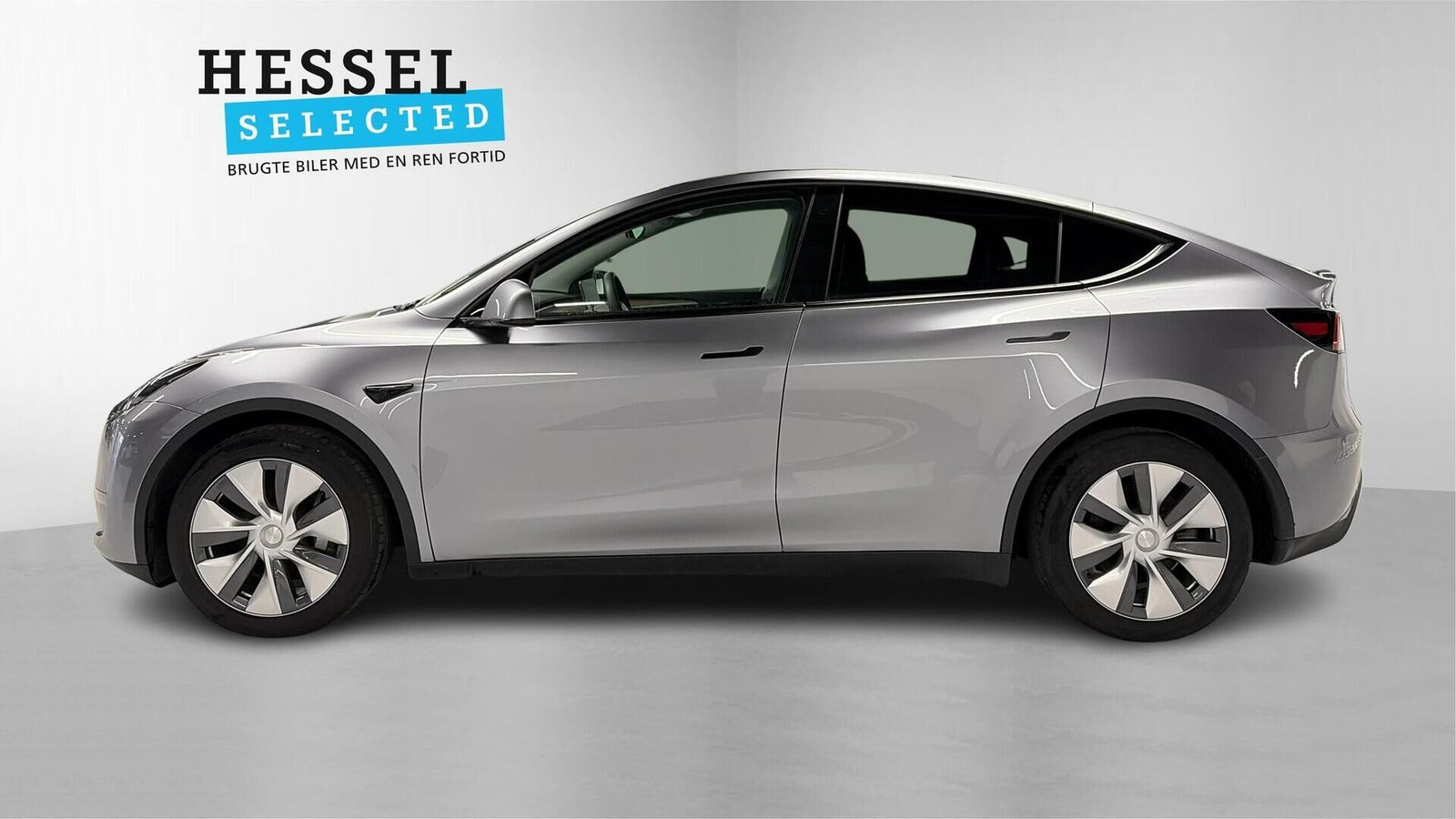 Sølv Tesla Model Y fra 2023