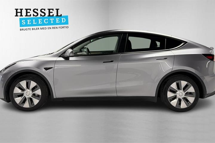 Sølv Tesla Model Y fra 2023