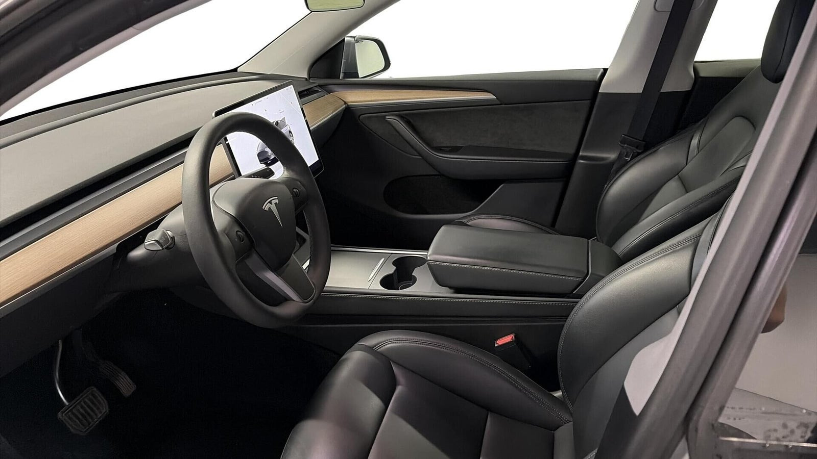 Sølv Tesla Model Y fra 2023