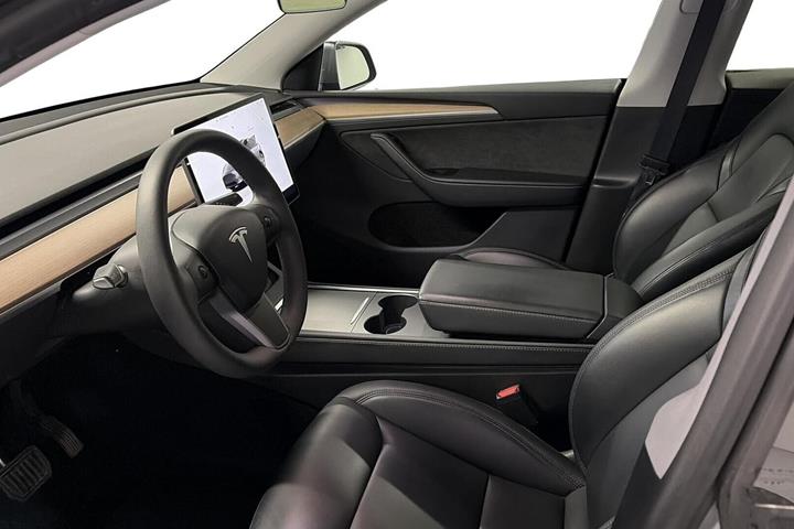 Sølv Tesla Model Y fra 2023