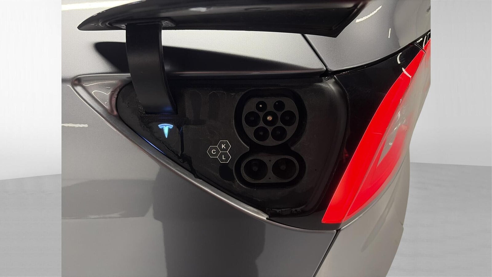 Sølv Tesla Model Y fra 2023