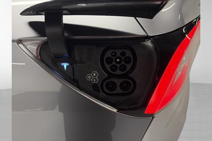 Sølv Tesla Model Y fra 2023