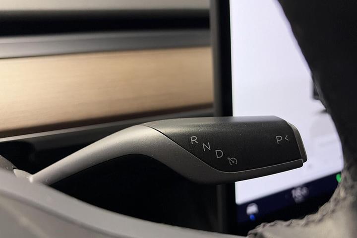 Sølv Tesla Model Y fra 2023