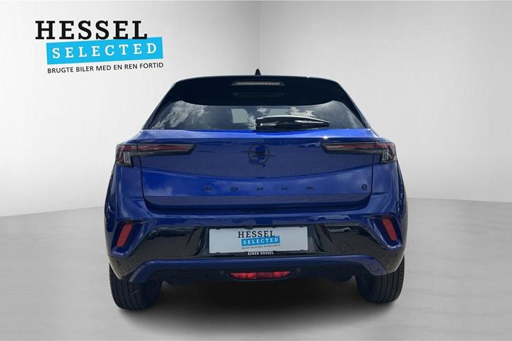 Blå Opel Mokka-e fra 2025