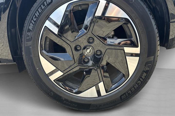 Blå Opel Mokka-e fra 2025