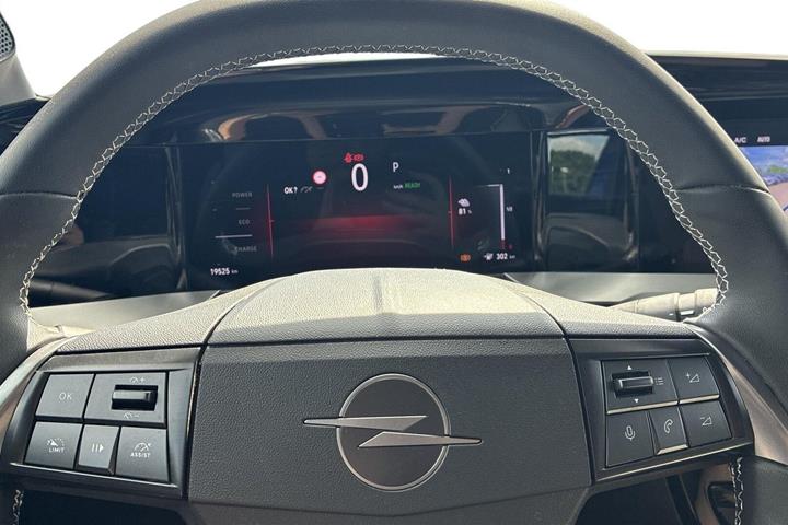 Blå Opel Mokka-e fra 2025